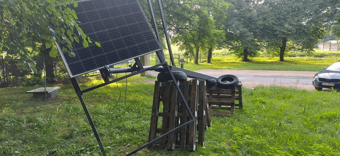 Nakło Śląskie. Zdewastowana lampa solarna