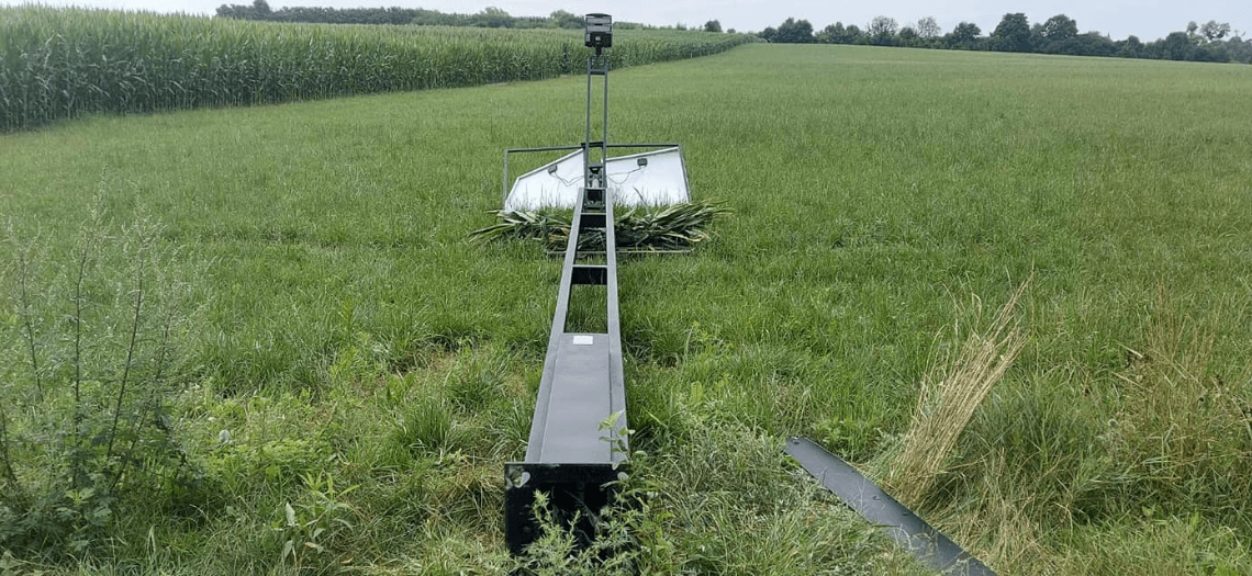 Zniszczona lampa solarna w Nakle Śląskim