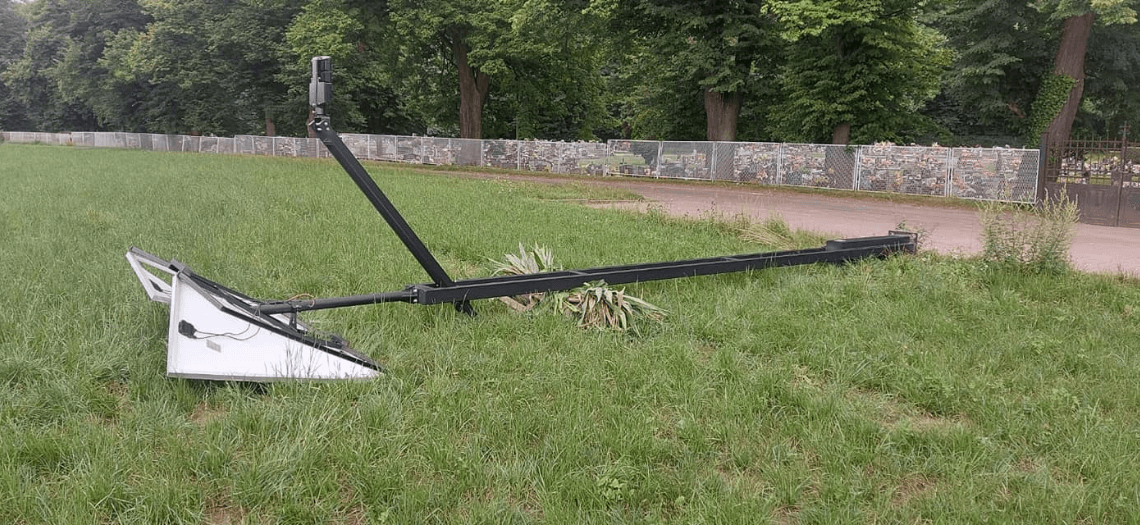 Zniszczona lampa solarna w Nakle Śląskim