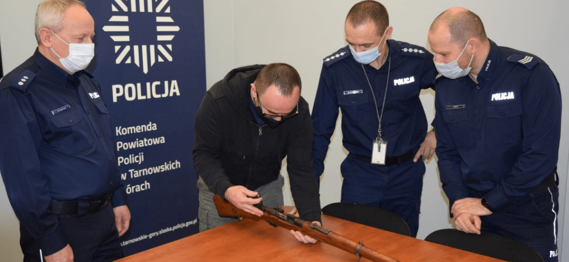 Przekazanie mausera do Muzeum Śląskiego Września 1939 roku w Tychach