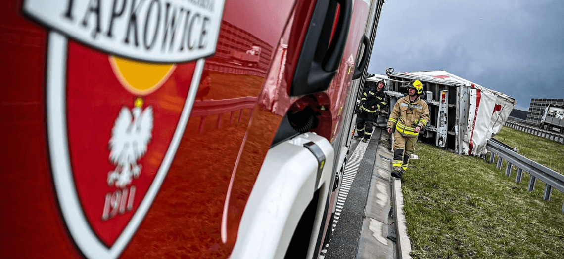 Autostrada A1. Samochód uderzył w barierki