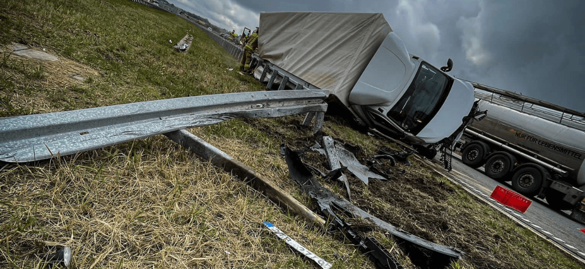 Autostrada A1. Samochód uderzył w barierki