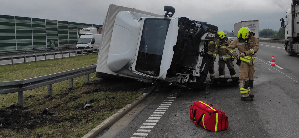 Autostrada A1. Samochód uderzył w barierki