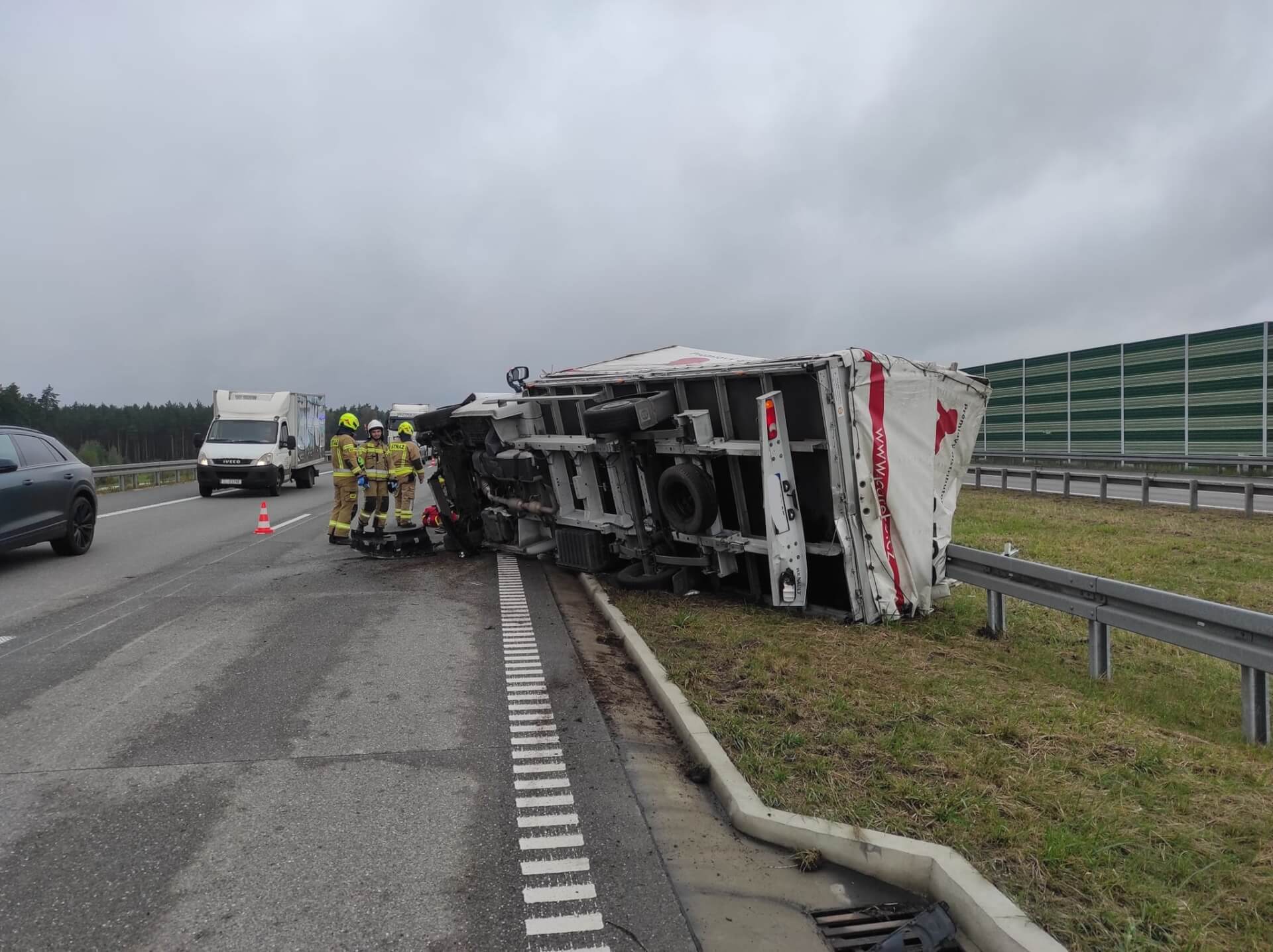 Autostrada A1. Samochód uderzył w barierki