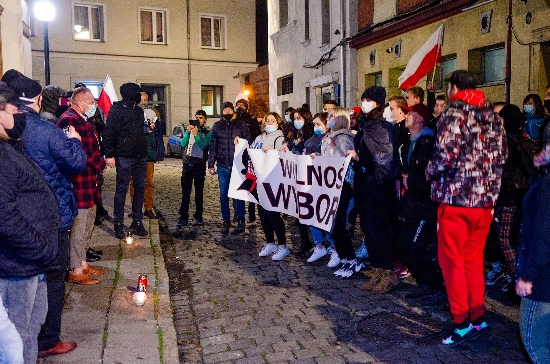 Demonstracja pod biurem poselskim