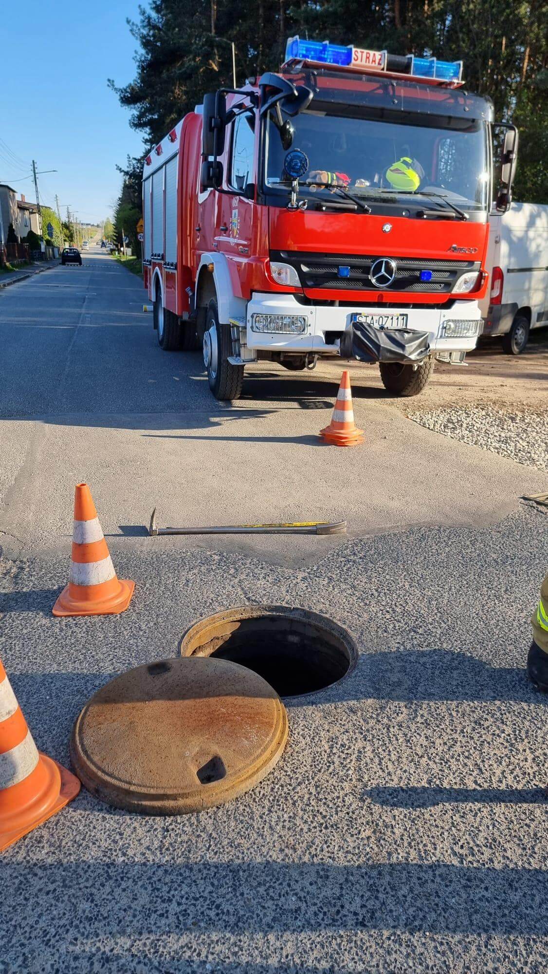 Młode kaczki wpadly do kanalizacji w Swierklancu