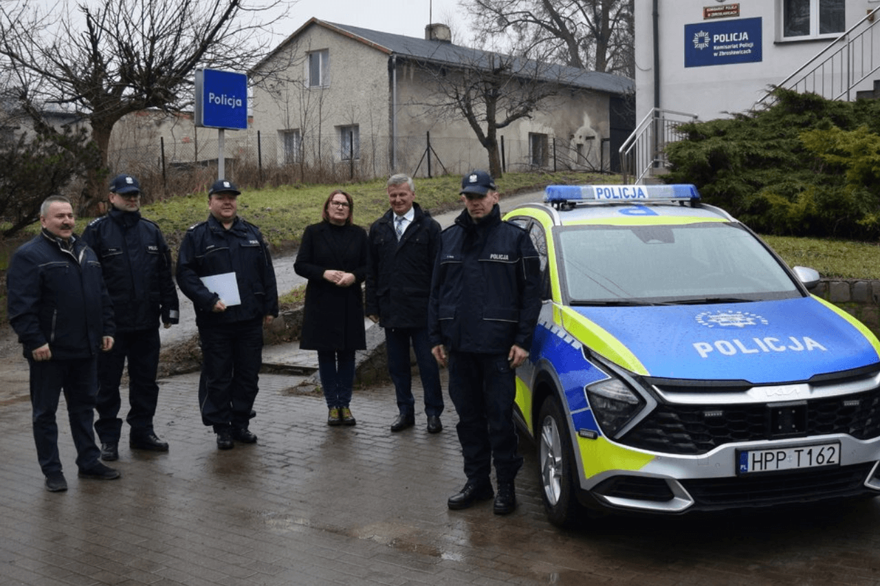 Nowy samochód dla policjantów ze Zbrosławic