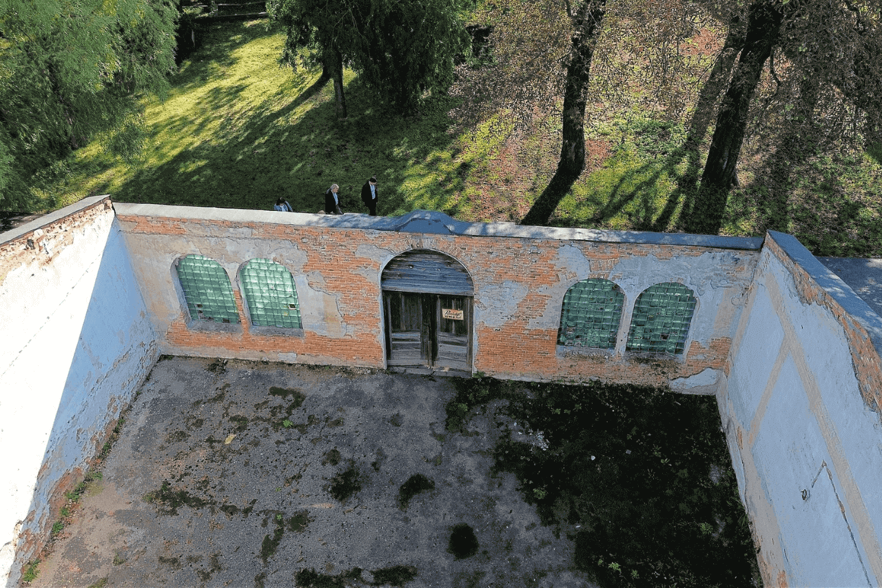 Odnowiony mur cmentarza żydowskiego w Tarnowskich Górach