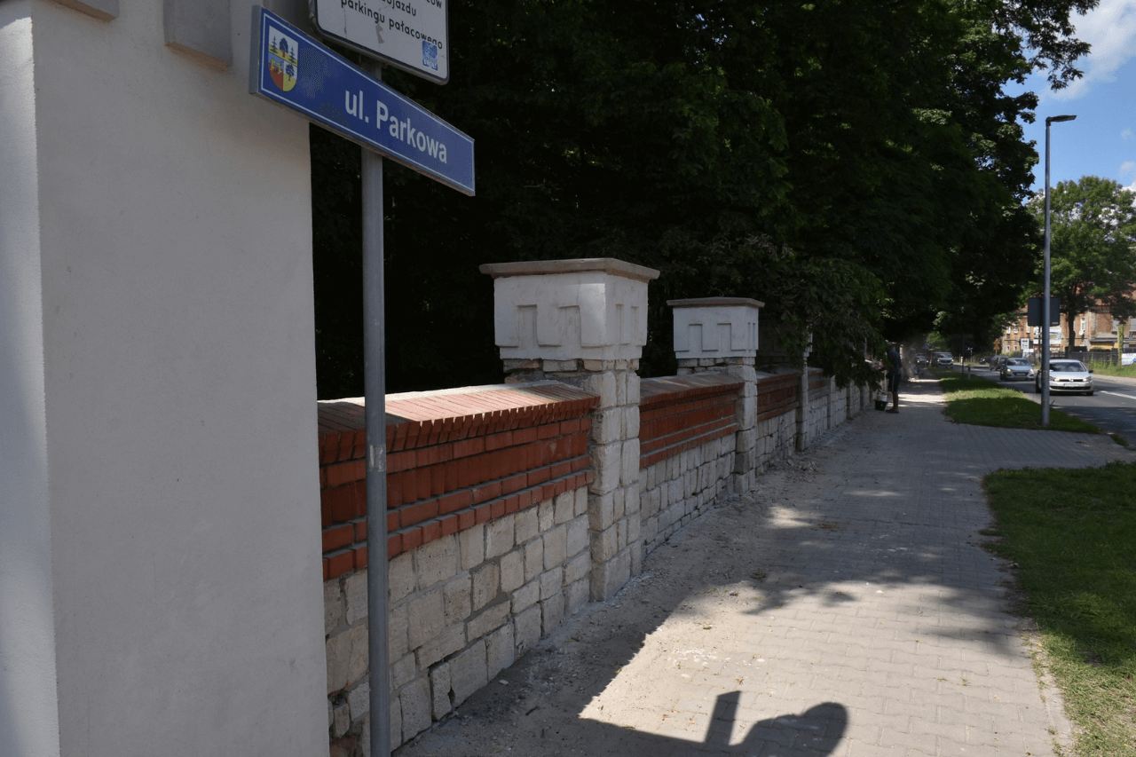Remont ogrodzenia pałacu w Nakle Śląskim