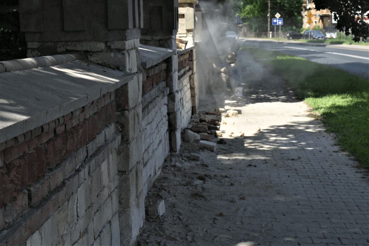 Remont ogrodzenia pałacu w Nakle Śląskim