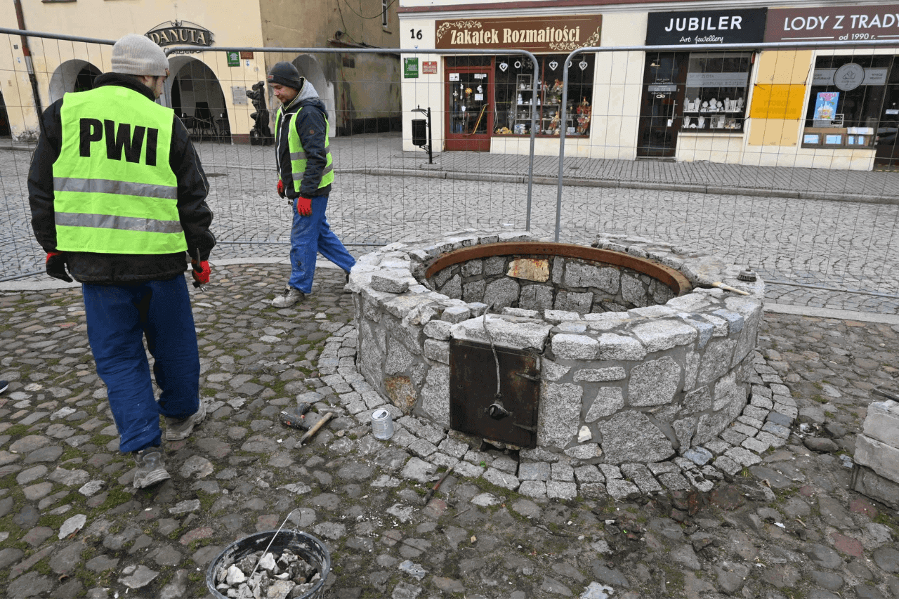 Renowacja studni na rynku w Tarnowskich Górach