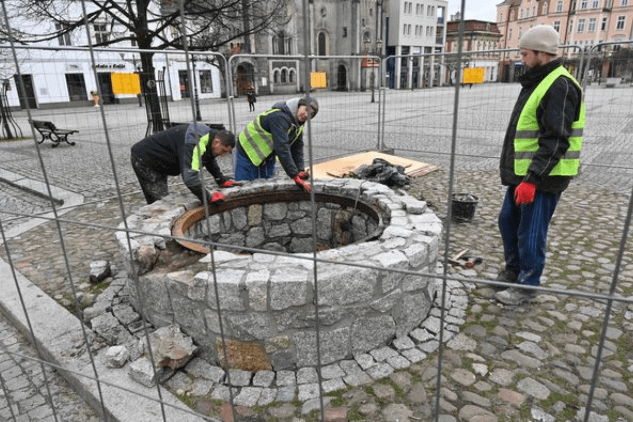 Renowacja studni na rynku w Tarnowskich Górach