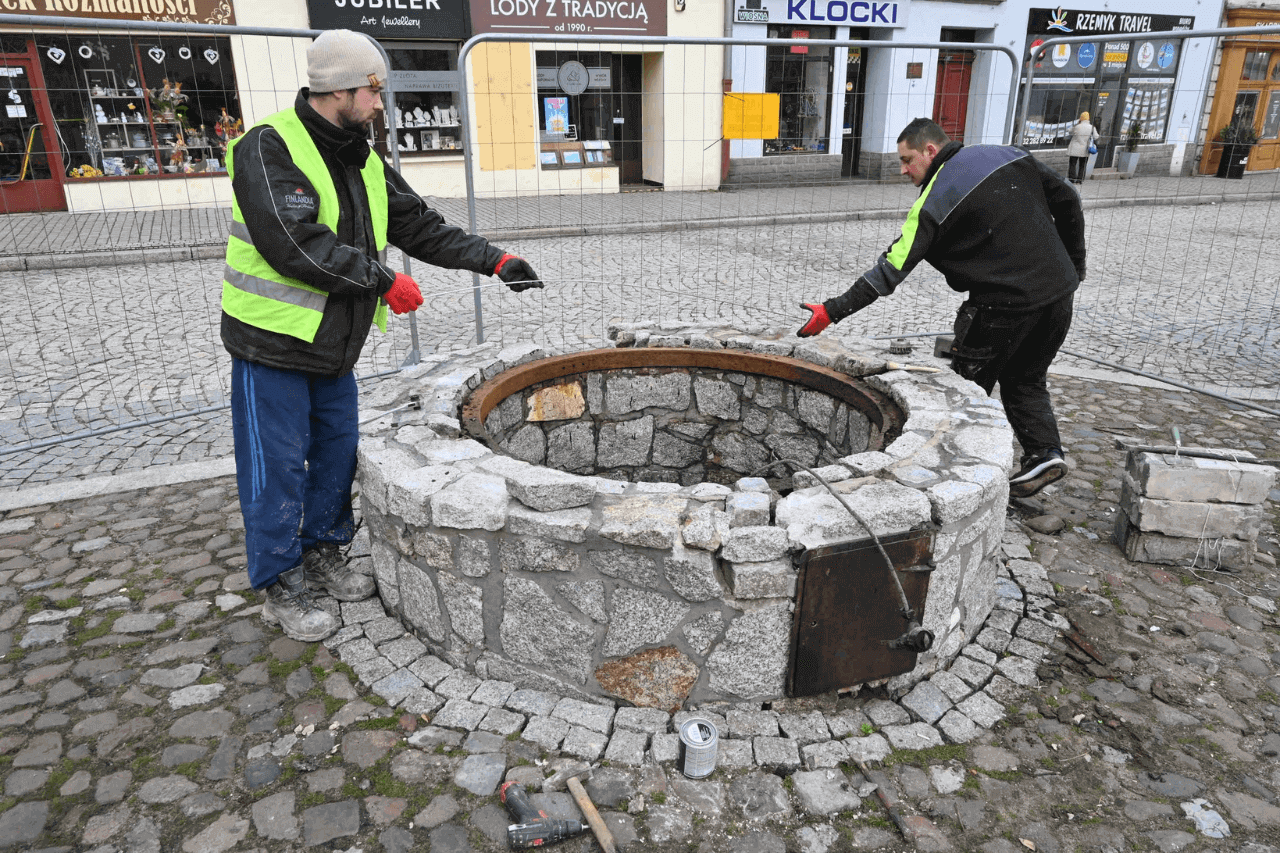 Renowacja studni na rynku w Tarnowskich Górach