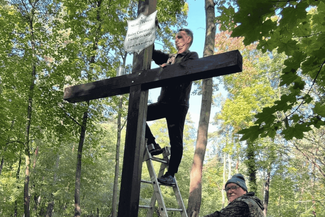 Sprzątanie cmentarza ewangelickiego w Świerklańcu