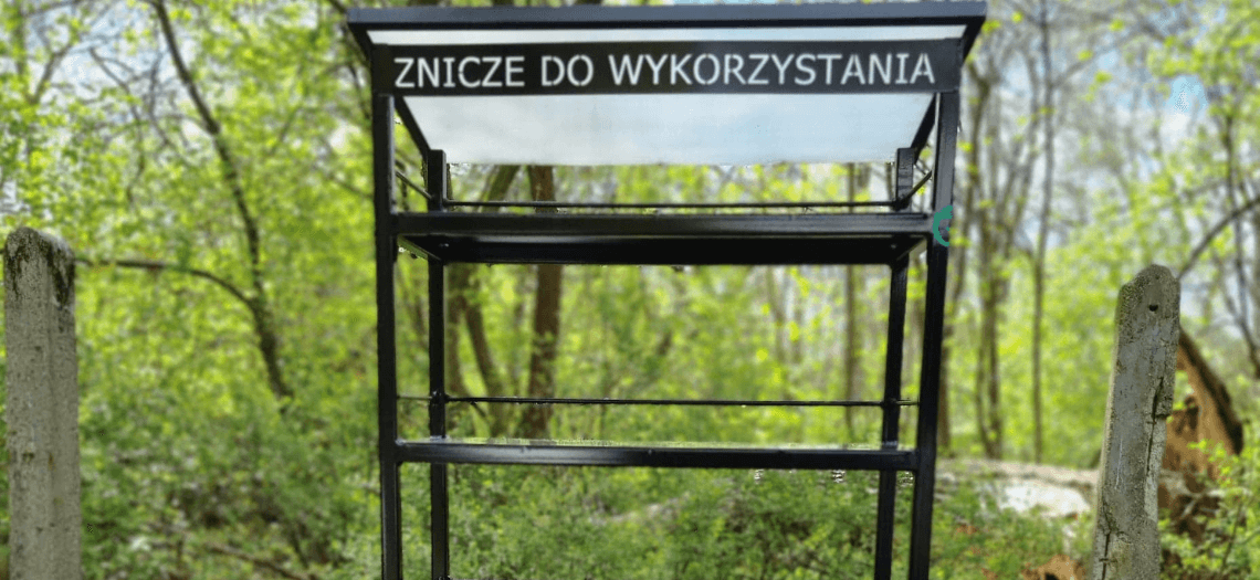 Stojak na znicze na cmentarzu w Tarnowskich Górach