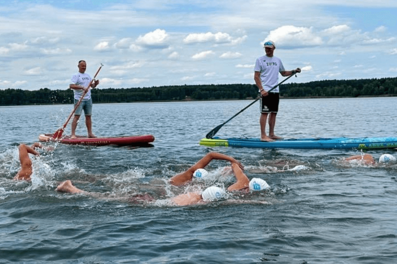 Sztafeta pływacka Tarnowskie Góry płyną przez kanał La Manche