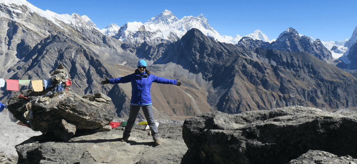 Na szczycie Gokyo Ri, w tle Mount Everest