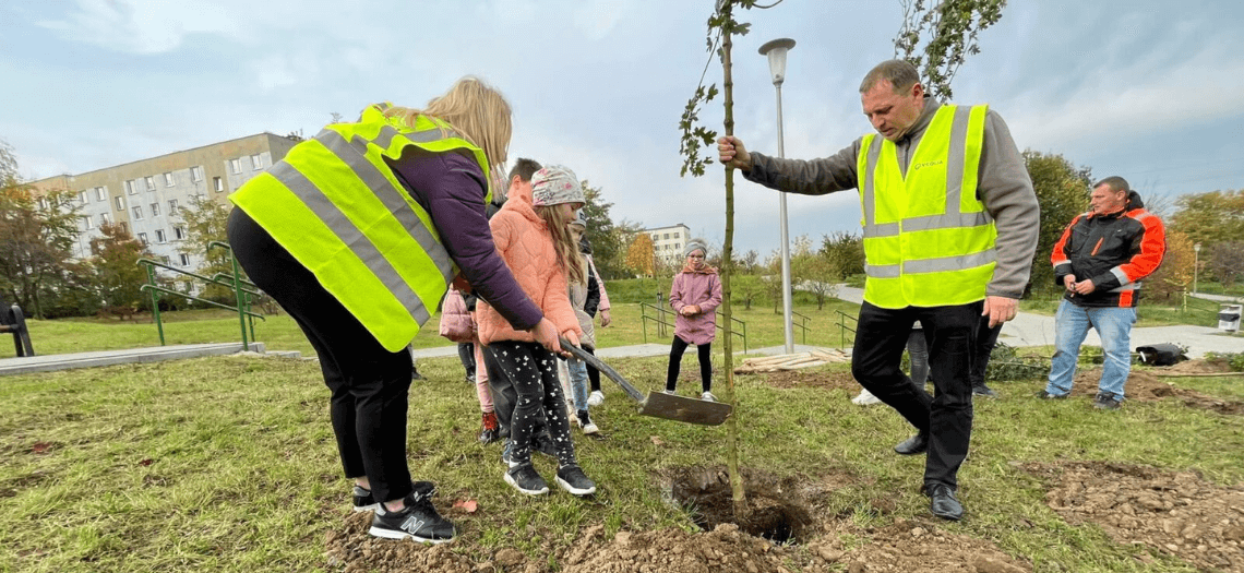 Tarnogórzanie sadzą nowe drzewka