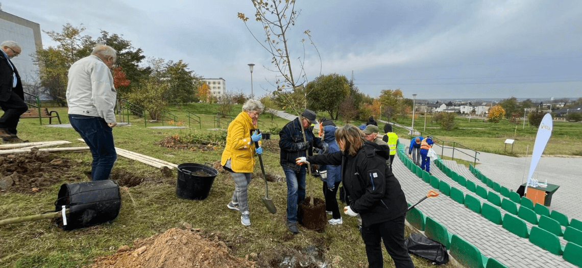 Tarnogórzanie sadzą nowe drzewka