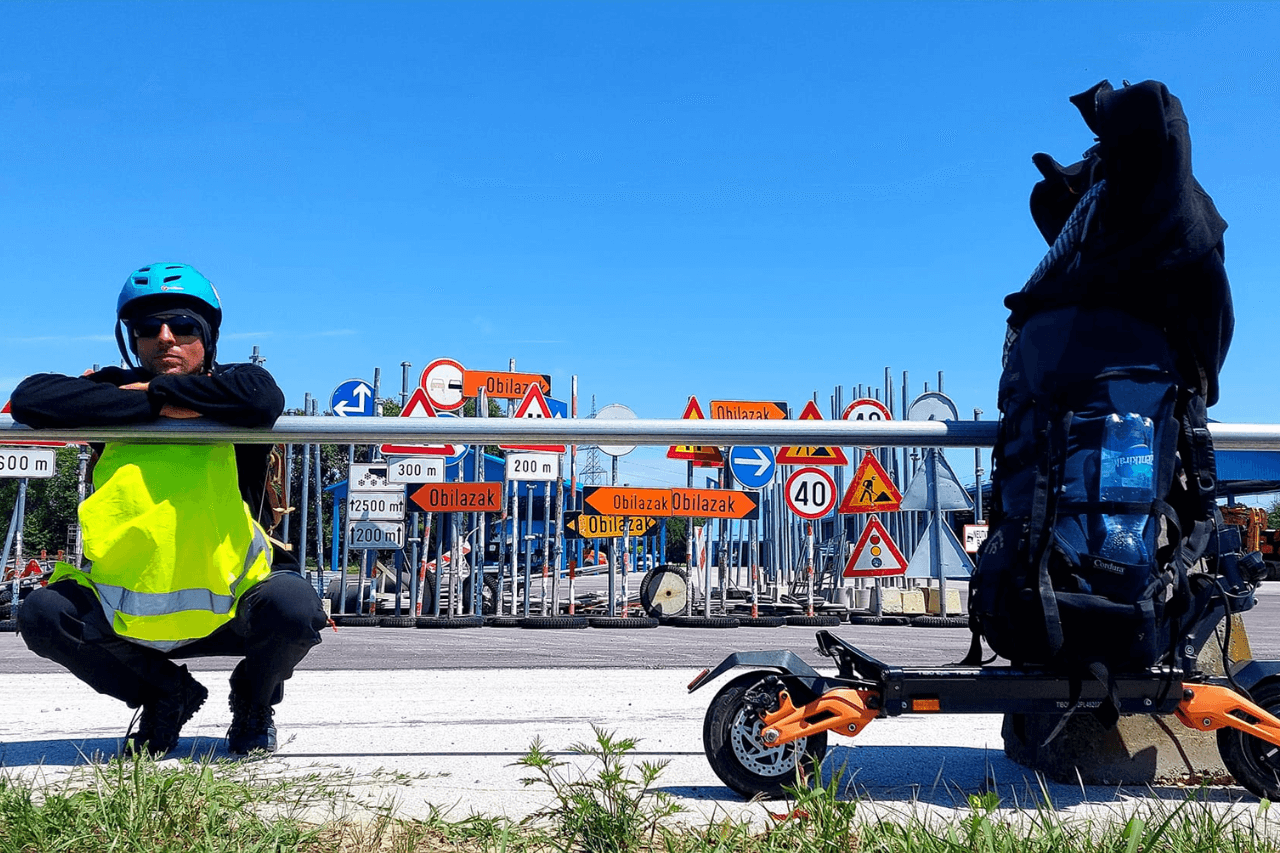 Tarnogórzanin dojechał do Rzymu na hulajnodze