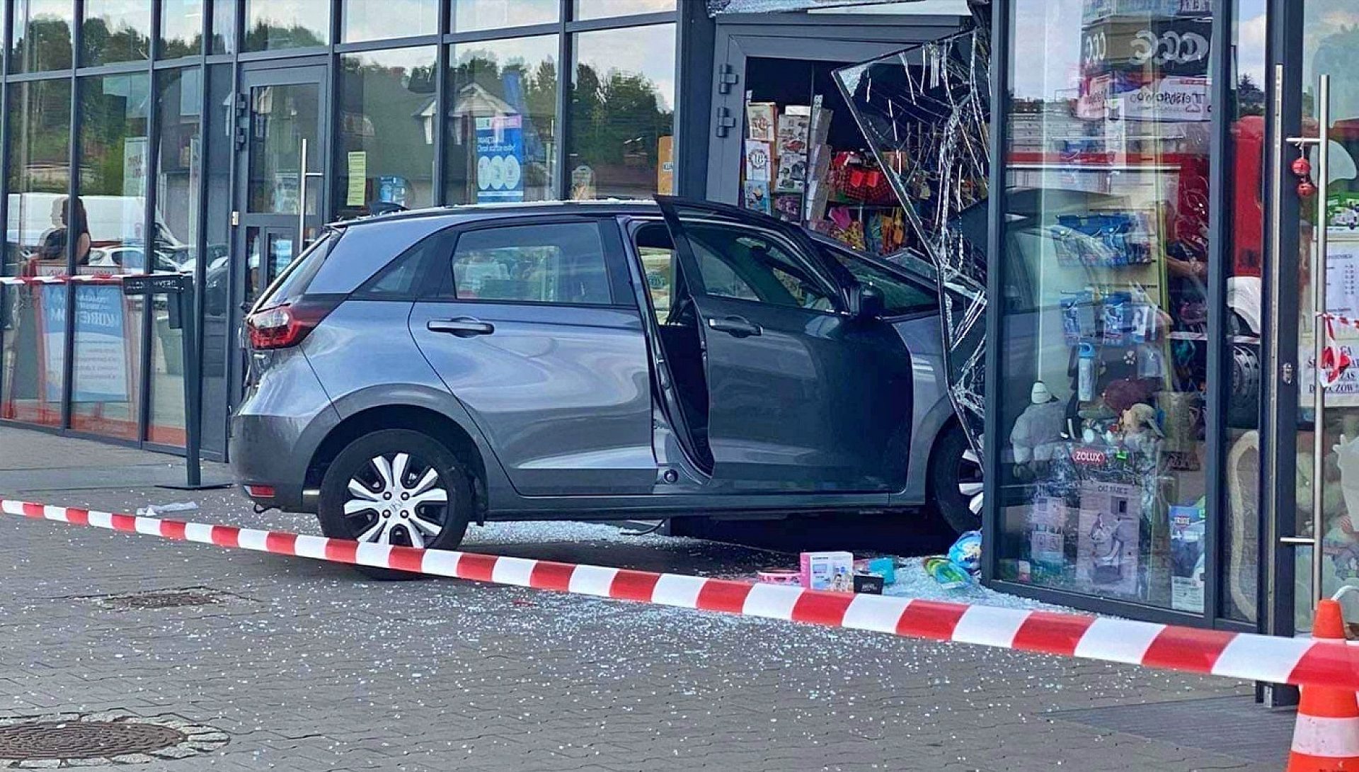 Radzionków Wjechał w witrynę sklepową Radzionków Wjechał w witrynę sklepową