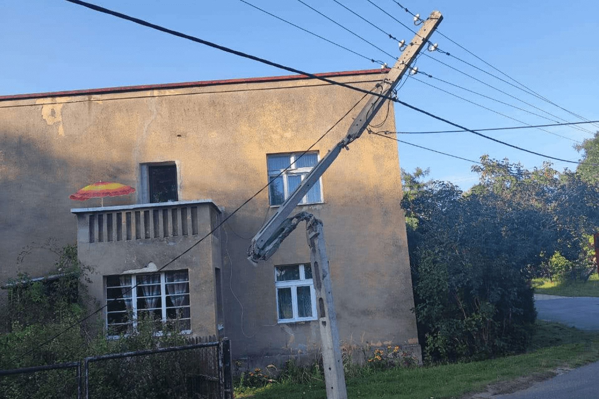 Uszkodzony słup energetyczny w kaletach Uszkodzony słup energetyczny w kaletach
