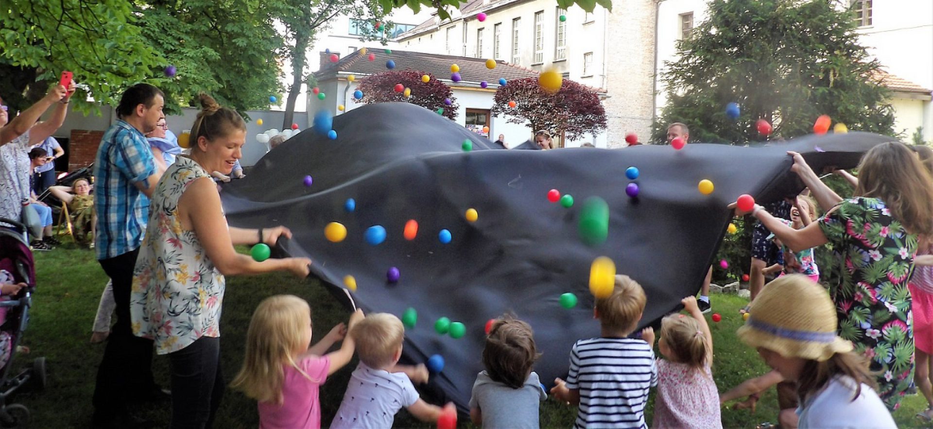 Piknik rodzinny w ogrodzie tarnogórskiej biblioteki Piknik rodzinny w ogrodzie tarnogórskiej biblioteki