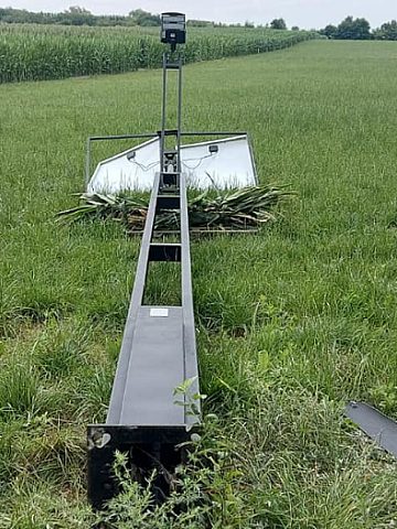 Zniszczona lampa solarna w Nakle Śląskim Zniszczona lampa solarna w Nakle Śląskim