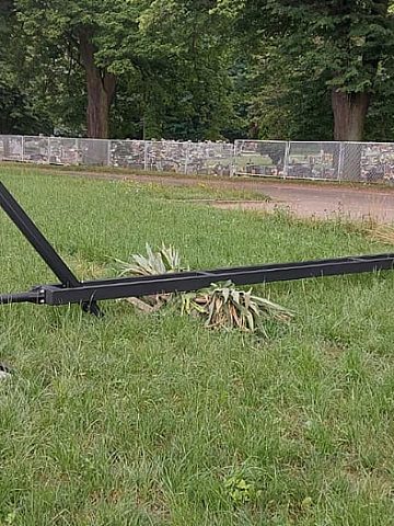 Zniszczona lampa solarna w Nakle Śląskim Zniszczona lampa solarna w Nakle Śląskim