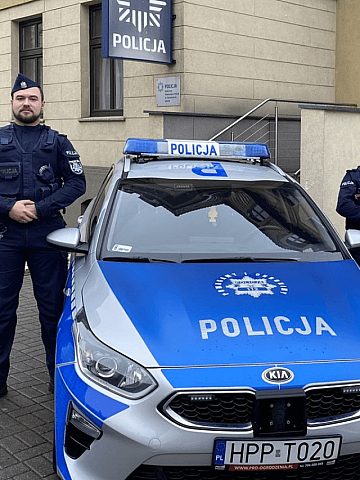 Tarnogórscy policjanci, którzy pomogli 36-latce Tarnogórscy policjanci, którzy pomogli 36-latce