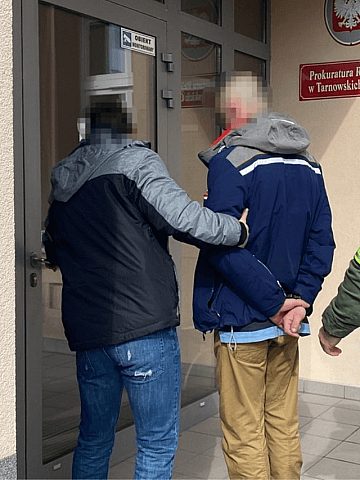 Policjanci zlikwidowali plantację konopi Policjanci zlikwidowali plantację konopi