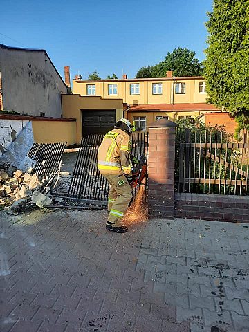 Wjazd w betonowe ogrodzenie Wjazd w betonowe ogrodzenie