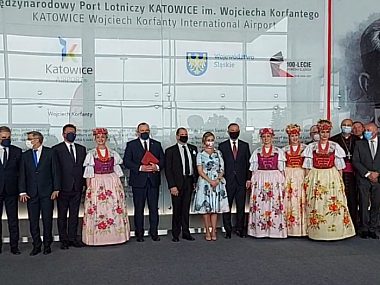 Uroczystość nadania Międzynarodowemu Portowi Lotniczemu Katowice w Pyrzowicach imienia Wojciecha Korfantego. Uroczystość nadania Międzynarodowemu Portowi Lotniczemu Katowice w Pyrzowicach imienia Wojciecha Korfantego.