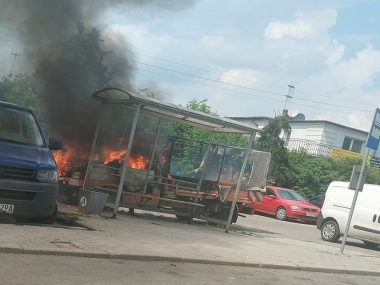 Spłonął samochód na Osadzie Jana Nic z niego nie zostało Spłonął samochód na Osadzie Jana Nic z niego nie zostało