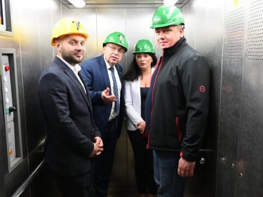 Marszałek z wizytą w tarnogórskiej kopalni Marszalek w windzie