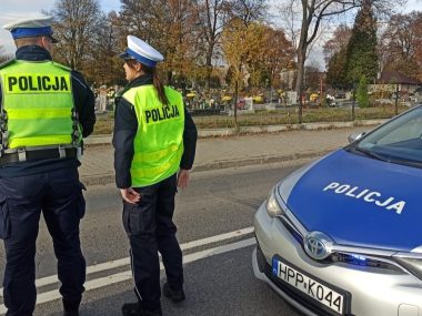 Zamknięcie ulic przy cmentarzach w Katowicach i inne zmiany Policja 1 listopada katowice