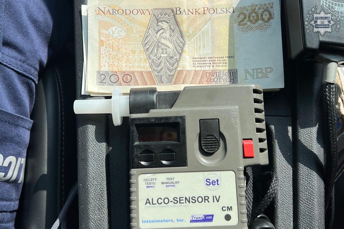 MOP Wieszowa (gmina Zbrosławice, powiat tarnogórski). Zatrzymanie pijanego kierowcy busa z Będzina przez Komisariat Policji Autostradowej w Gliwicach. 5 czerwca 2025.