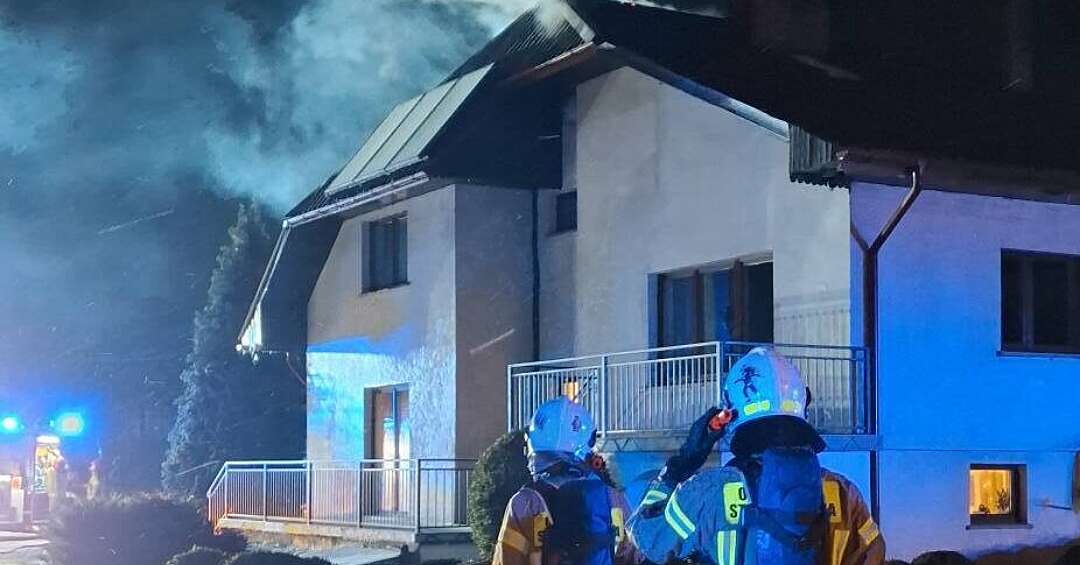 Niebezpieczna noc w Kaletach. Płomienie pojawiły się na dachu domu jednorodzinnego