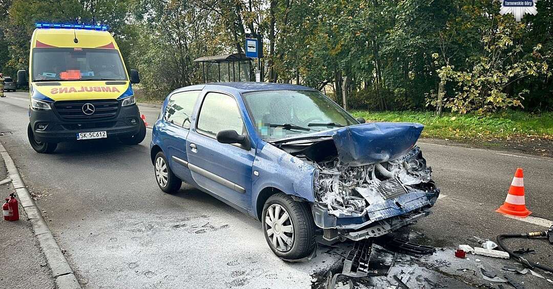 Pożar samochodu na drodze i zderzenie z barierkami energochłonnymi. To wszytsko w Świerklańcu