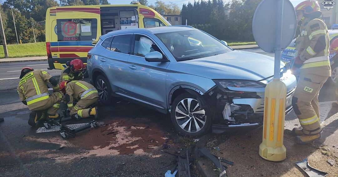 Powiat tarnogórski. Dwa samochody zderzyły się na DK 11, inny zakończył jazdę w rowie