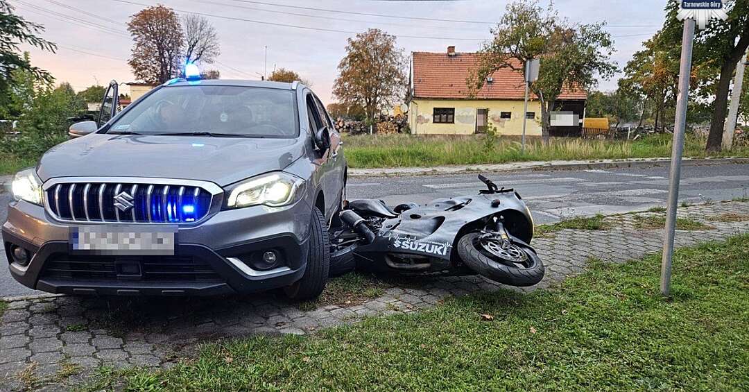 Mundurowi mieli co robić. Policyjny pościg przez Strzybnicę i kolizja z bramą w centrum Tarnowskich Gór