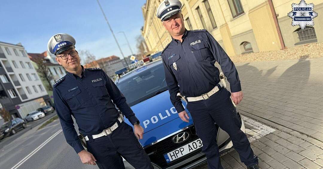 Mężczyzna zasłabł za kierownicą. Na pomoc ruszył świadek i policjanci z Tarnowskich Gór