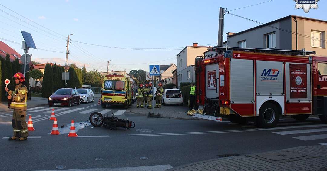 Wypadek w Tarnowskich Górach. Młody motorowerzysta zderzył się z samochodem osobowym