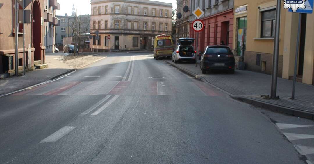 Wypadek na przejściu dla pieszych w Tarnowskich Górach. Poszkodowany senior trafił do szpitala