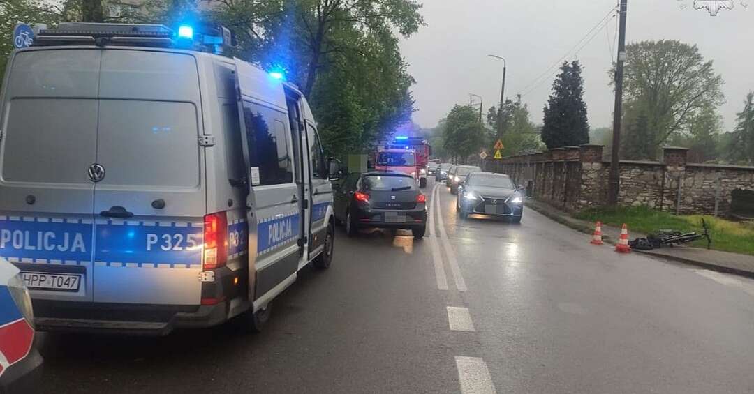 Rowerzysta zderzył się z samochodem w Tarnowskich Górach. Policjanci proszą o ostrożność