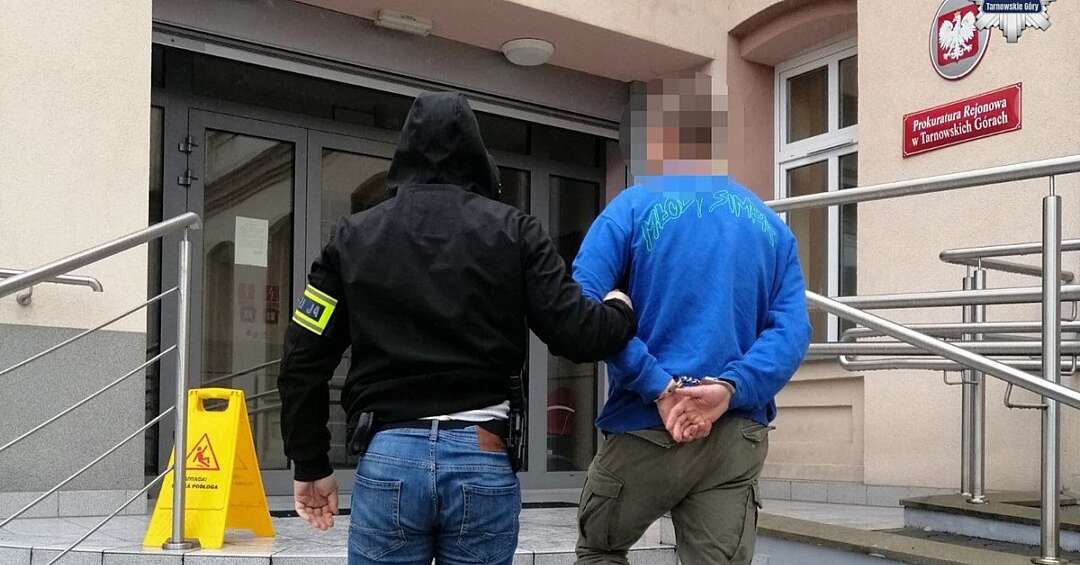 Kradzież rozbójnicza w Tworogu. Policja zatrzymała trzech sprawców, jeden z nich był poszukiwany