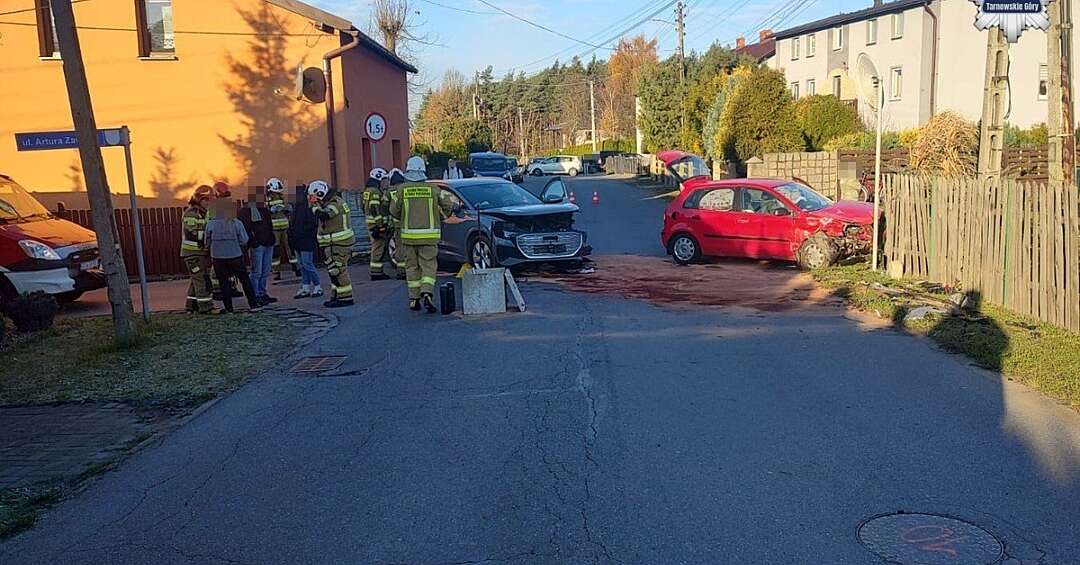 Wypadek w Strzybnicy. Na skrzyżowaniu ul. Zawiszy i Grzybowej zderzyły się dwie osobówki