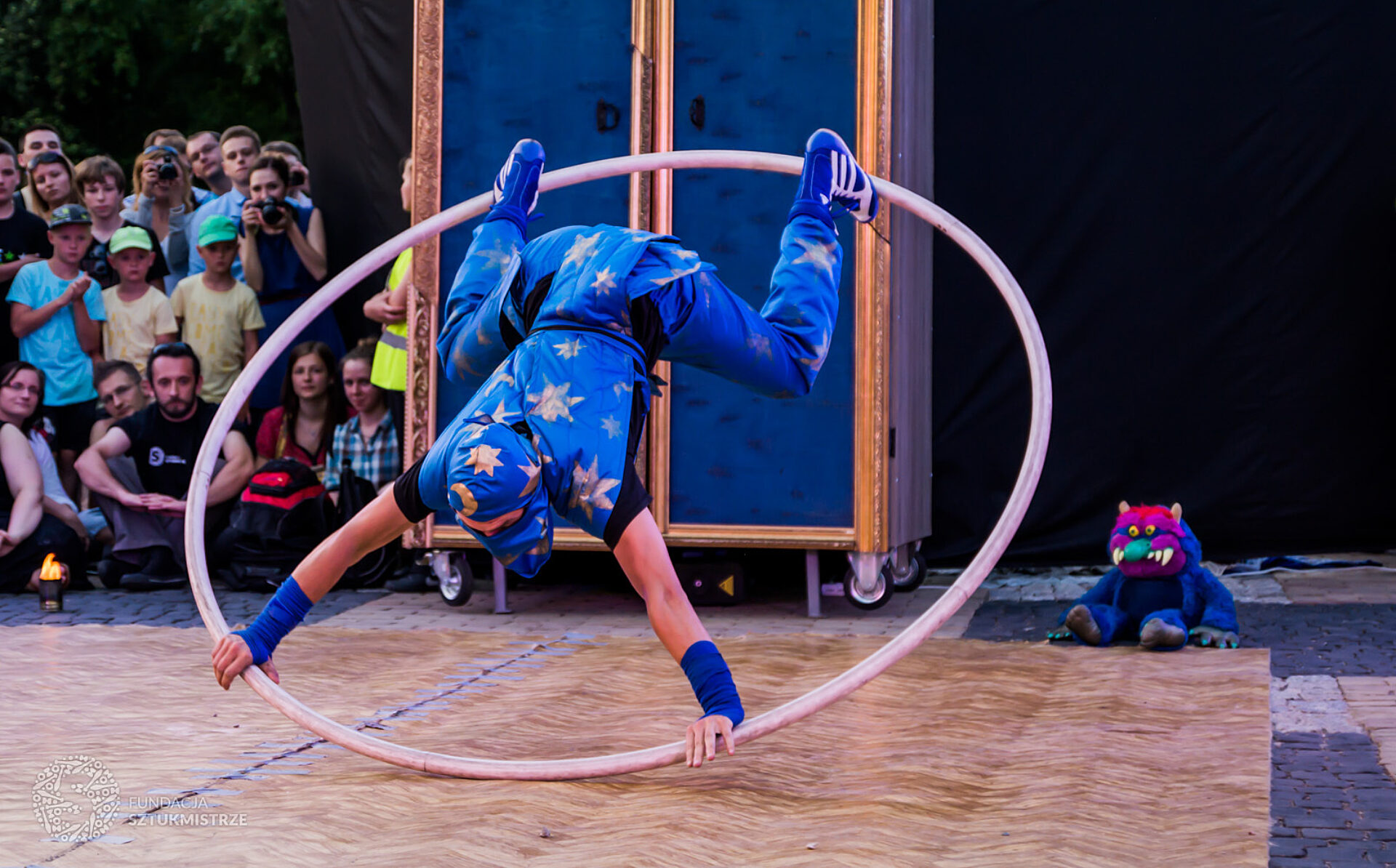 Teatralne parkowanie sztukmistrze szafa show fot archiwum teatru 1 Teatralne parkowanie sztukmistrze szafa show fot archiwum teatru 1