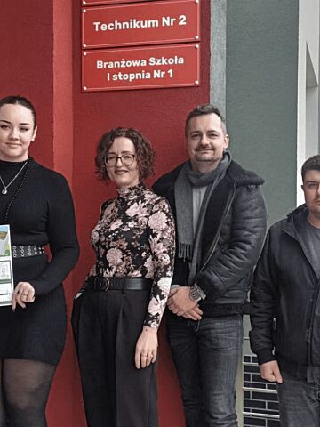 Uczniowie z "Budowlanki" budują budy dla piesków Uczniowie z "Budowlanki" budują budy dla piesków