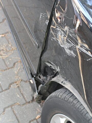 Kolizja motoroweru z samochodem osobowym Kolizja motoroweru z samochodem osobowym